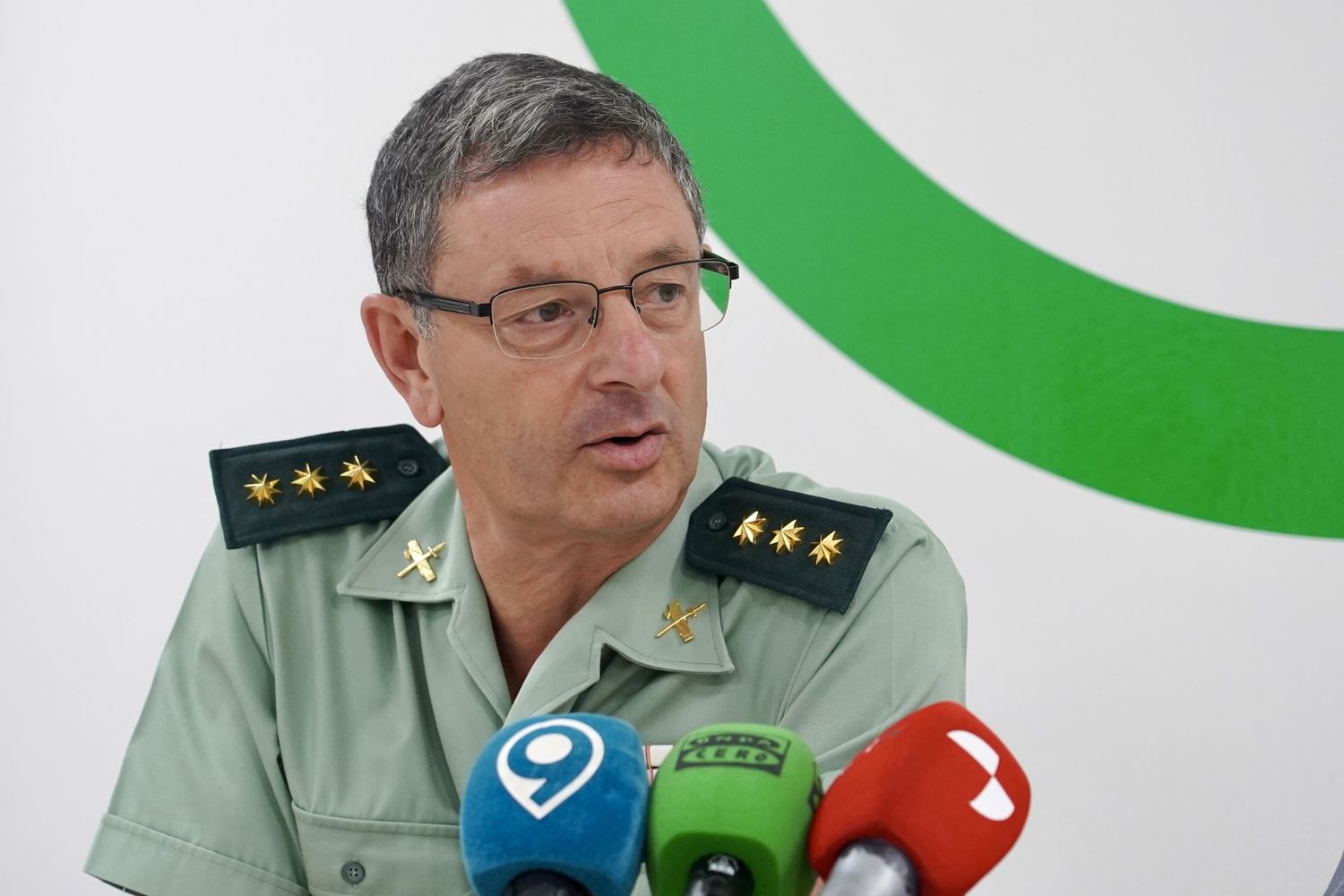 El presidente de la AECC de León, Estanislao de Luis Calabuig, y el coronel jefe de la Comandancia de la Guardia Civil de León, Julio Andrés Gutiérrez Hernández, firman un protocolo para fomentar la lucha contra esta enfermedad | Campillo / ICAL