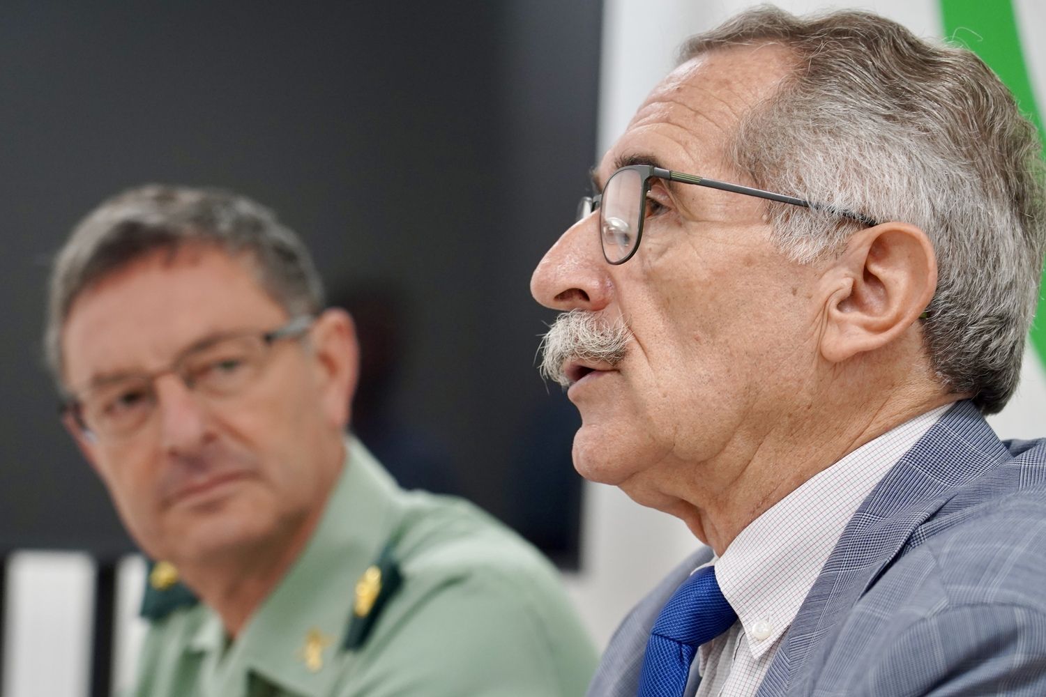 El presidente de la AECC de León, Estanislao de Luis Calabuig, y el coronel jefe de la Comandancia de la Guardia Civil de León, Julio Andrés Gutiérrez Hernández, firman un protocolo para fomentar la lucha contra esta enfermedad | Campillo / ICAL