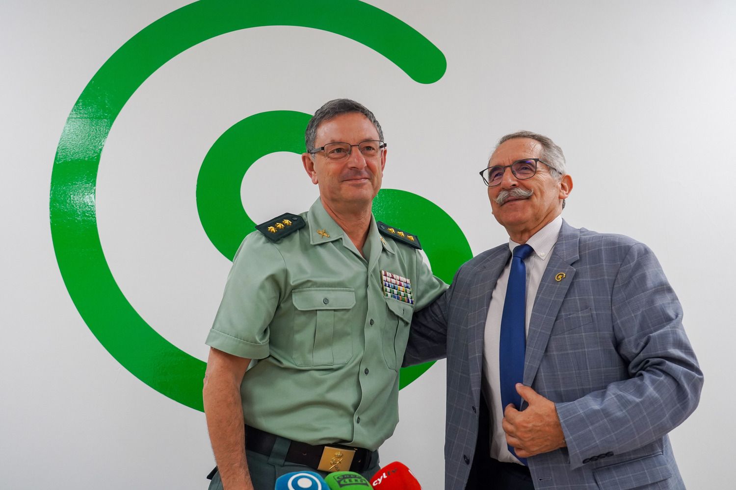 El presidente de la AECC de León, Estanislao de Luis Calabuig, y el coronel jefe de la Comandancia de la Guardia Civil de León, Julio Andrés Gutiérrez Hernández, firman un protocolo para fomentar la lucha contra esta enfermedad | Campillo / ICAL