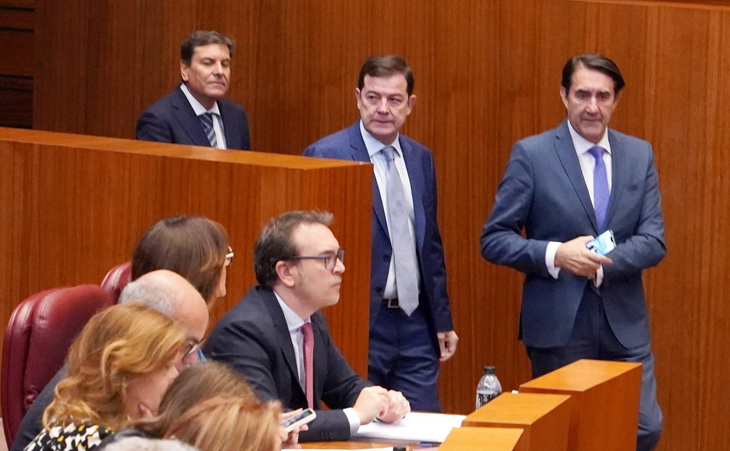 Miriam Chacón / ICAL. El presidente de la Junta, Alfonso Fernández Mañueco junto al consejero de Economía Carlos Fernández Carriedo y el consejero Medio Ambiente, Vivienda y Ordenación del Territorio Juan Carlos Suárez-Quiñones en la segunda sesión del Pleno de las Cortes de Castilla y León Miriam Chacón / ICAL. El presidente de la Junta, Alfonso Fernández Mañueco junto al consejero de Economía Carlos Fernández Carriedo y el consejero Medio Ambiente, Vivienda y Ordenación del Territorio Juan Carlos Suárez-Quiñones en la segunda sesión del Pleno de las Cortes de Castilla y León