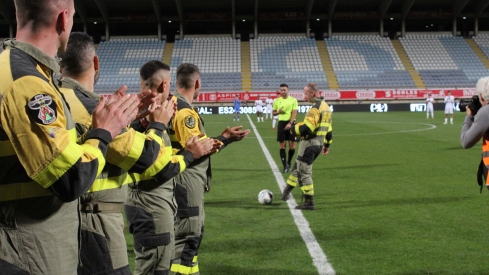 Saque de honor de la BRIF de Tabuyo en el Cultural - Ourense
