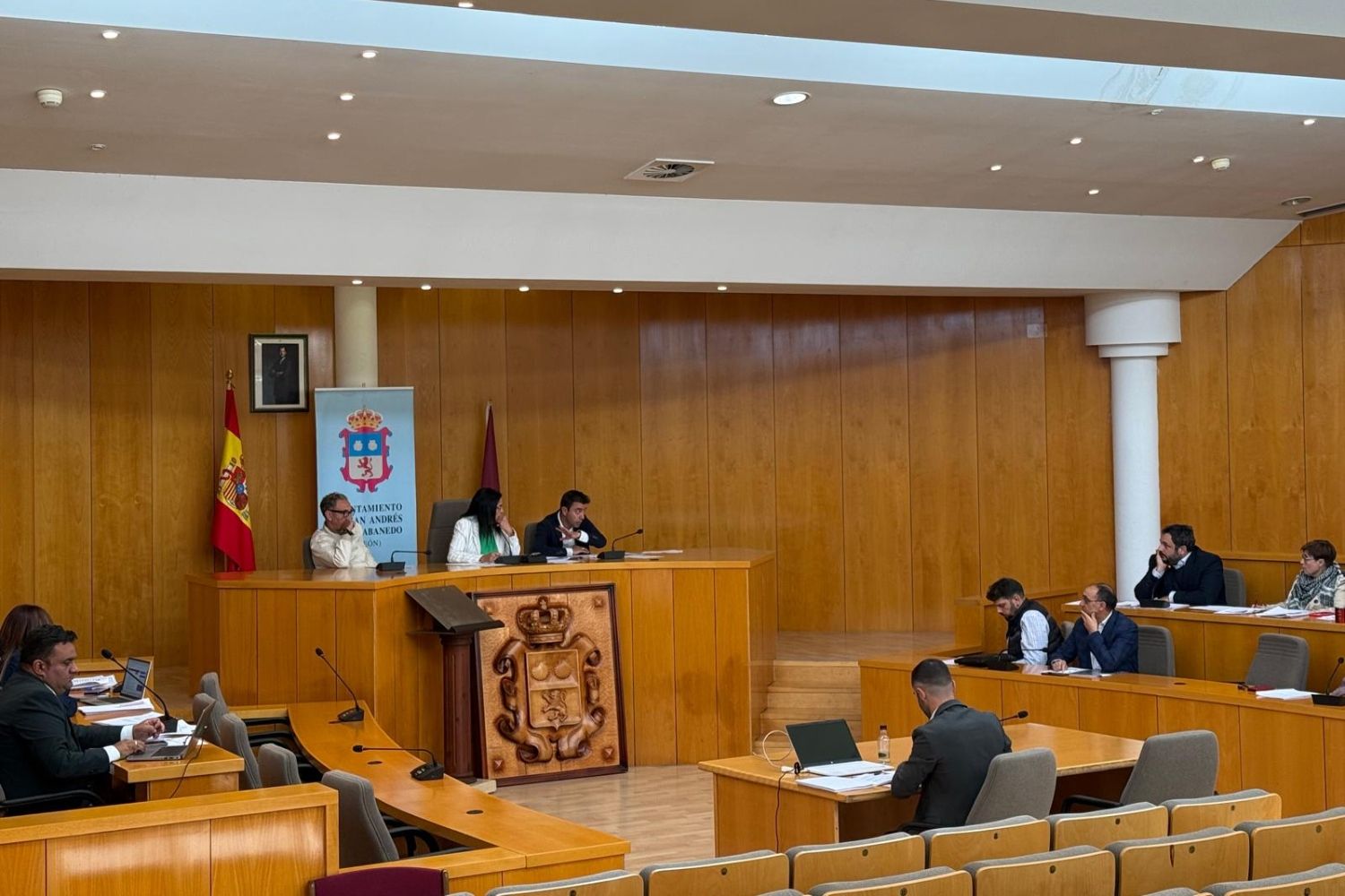 La alcaldesa de San Andrés del Rabanedo expulsa a la portavoz del PP "por su actitud de burla y falta de respeto"