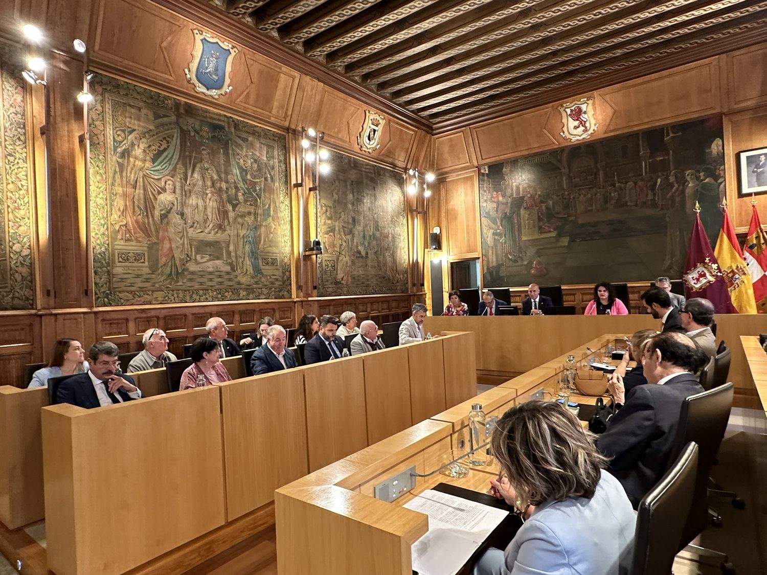 Pleno del Ayuntamiento de León, celebrado en el Palacio de los Guzmanes, por las obras en el Salón de Plenos de San Marcelo