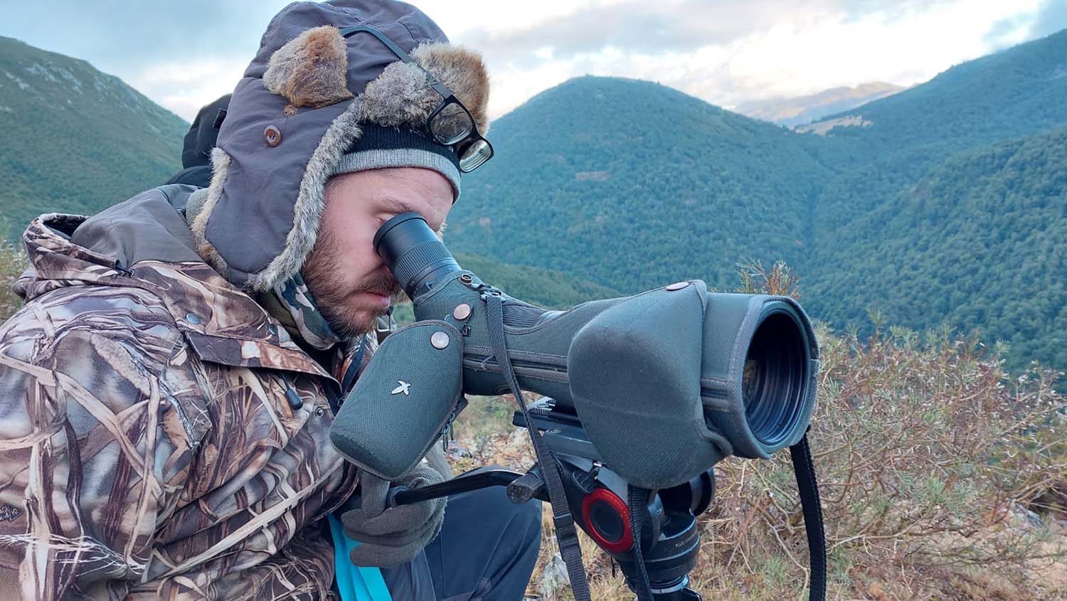 El investigador del área de Zoología de la ULE, Héctor Ruiz Villar, estudia patrones y factores de mortalidad del lobo