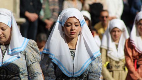 Foro u Oferta de Las Cantaderas en el Claustro de la Catedral de León | José Martín
