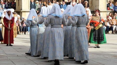 Foro u Oferta de Las Cantaderas en el Claustro de la Catedral de León | José Martín