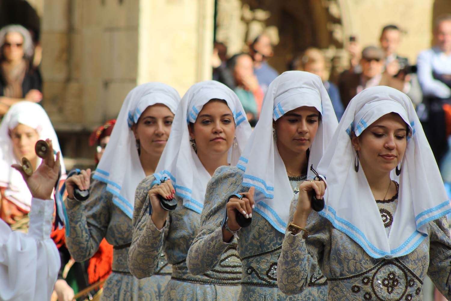 Foro u Oferta de Las Cantaderas en el Claustro de la Catedral de León | José Martín