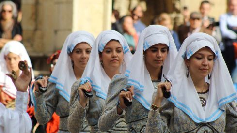Foro u Oferta de Las Cantaderas en el Claustro de la Catedral de León | José Martín