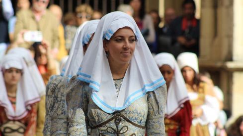 Foro u Oferta de Las Cantaderas en el Claustro de la Catedral de León | José Martín