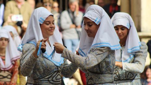 Foro u Oferta de Las Cantaderas en el Claustro de la Catedral de León | José Martín