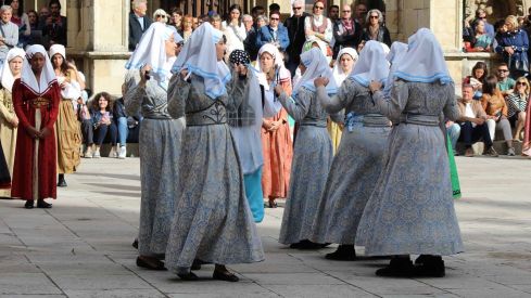 Foro u Oferta de Las Cantaderas en el Claustro de la Catedral de León | José Martín