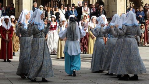 Foro u Oferta de Las Cantaderas en el Claustro de la Catedral de León | José Martín