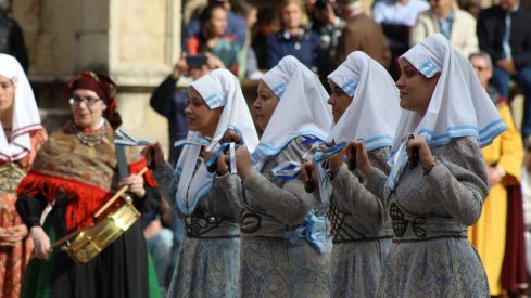 Foro u Oferta de Las Cantaderas en el Claustro de la Catedral de León | José Martín