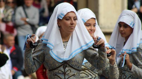 Foro u Oferta de Las Cantaderas en el Claustro de la Catedral de León | José Martín