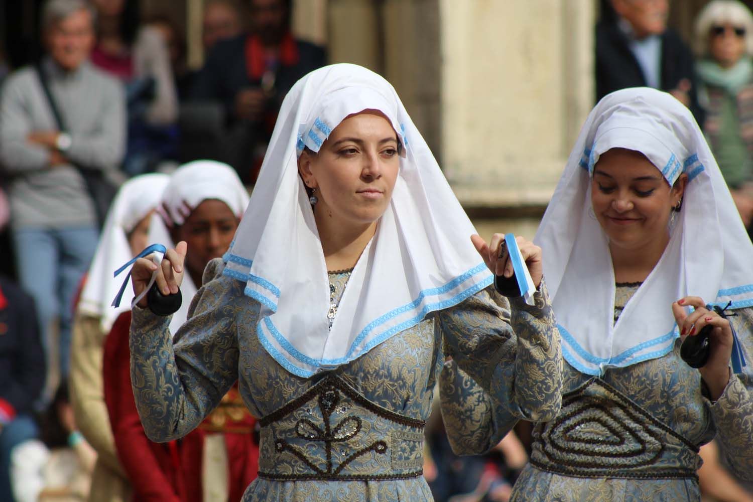 Foro u Oferta de Las Cantaderas en el Claustro de la Catedral de León | José Martín