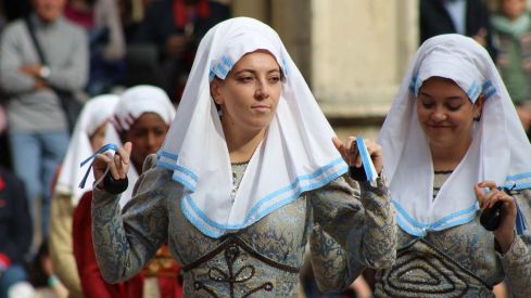 Foro u Oferta de Las Cantaderas en el Claustro de la Catedral de León | José Martín
