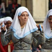 Foro u Oferta de Las Cantaderas en el Claustro de la Catedral de León | José Martín