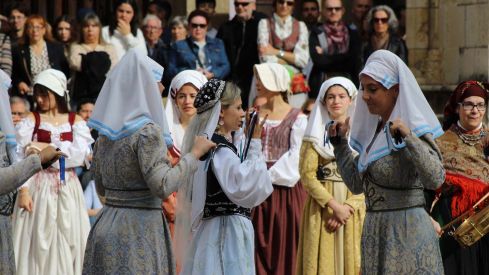 Foro u Oferta de Las Cantaderas en el Claustro de la Catedral de León | José Martín