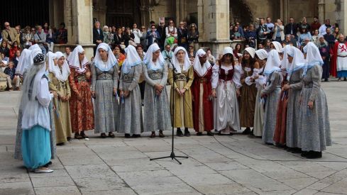 Foro u Oferta de Las Cantaderas en el Claustro de la Catedral de León | José Martín