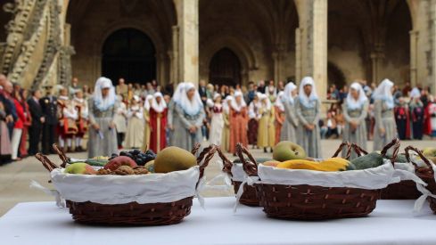 Foro u Oferta de Las Cantaderas en el Claustro de la Catedral de León | José Martín