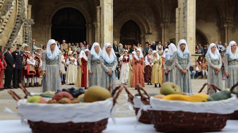 Foro u Oferta de Las Cantaderas en el Claustro de la Catedral de León | José Martín