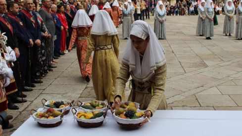 Foro u Oferta de Las Cantaderas en el Claustro de la Catedral de León | José Martín