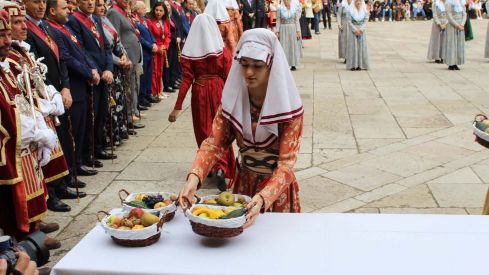 Foro u Oferta de Las Cantaderas en el Claustro de la Catedral de León | José Martín