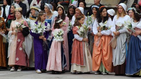 Foro u Oferta de Las Cantaderas en el Claustro de la Catedral de León | José Martín