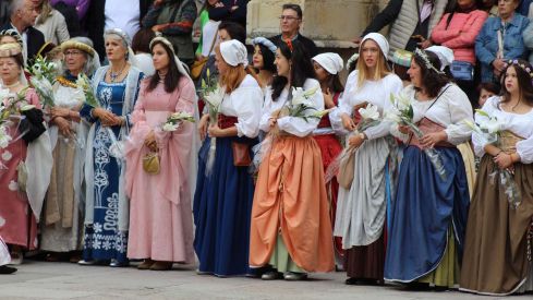 Foro u Oferta de Las Cantaderas en el Claustro de la Catedral de León | José Martín