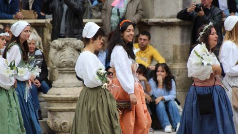 Foro u Oferta de Las Cantaderas en el Claustro de la Catedral de León | José Martín
