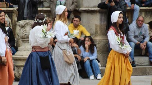 Foro u Oferta de Las Cantaderas en el Claustro de la Catedral de León | José Martín