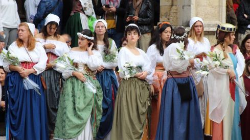 Foro u Oferta de Las Cantaderas en el Claustro de la Catedral de León | José Martín