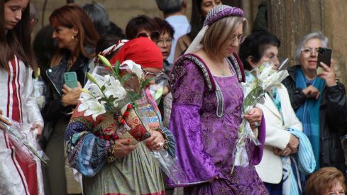 Foro u Oferta de Las Cantaderas en el Claustro de la Catedral de León | José Martín