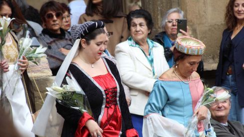 Foro u Oferta de Las Cantaderas en el Claustro de la Catedral de León | José Martín