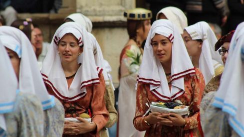 Foro u Oferta de Las Cantaderas en el Claustro de la Catedral de León | José Martín