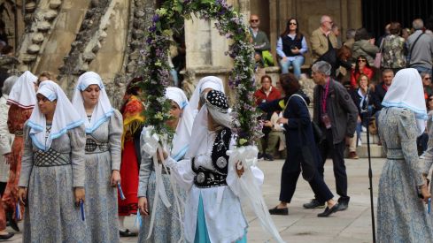 Foro u Oferta de Las Cantaderas en el Claustro de la Catedral de León | José Martín