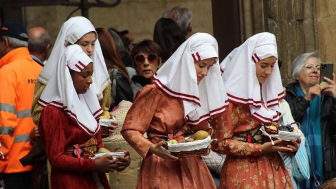 Foro u Oferta de Las Cantaderas en el Claustro de la Catedral de León | José Martín