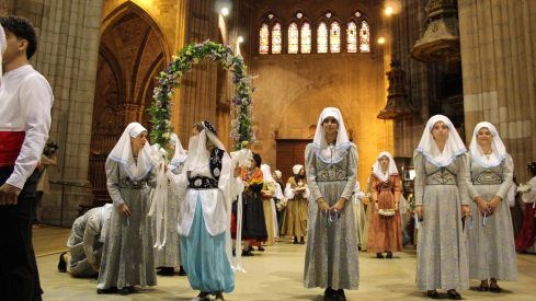 Foro u Oferta de Las Cantaderas en el Claustro de la Catedral de León | José Martín