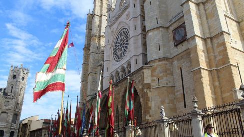 Desfile de Pendones Concejiles en las Fiestas de San Froilán de León | José Martín