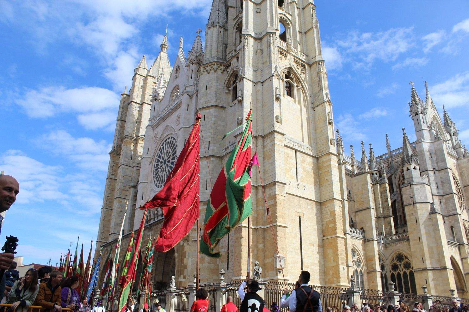 Desfile de Pendones Concejiles en las Fiestas de San Froilán de León | José Martín