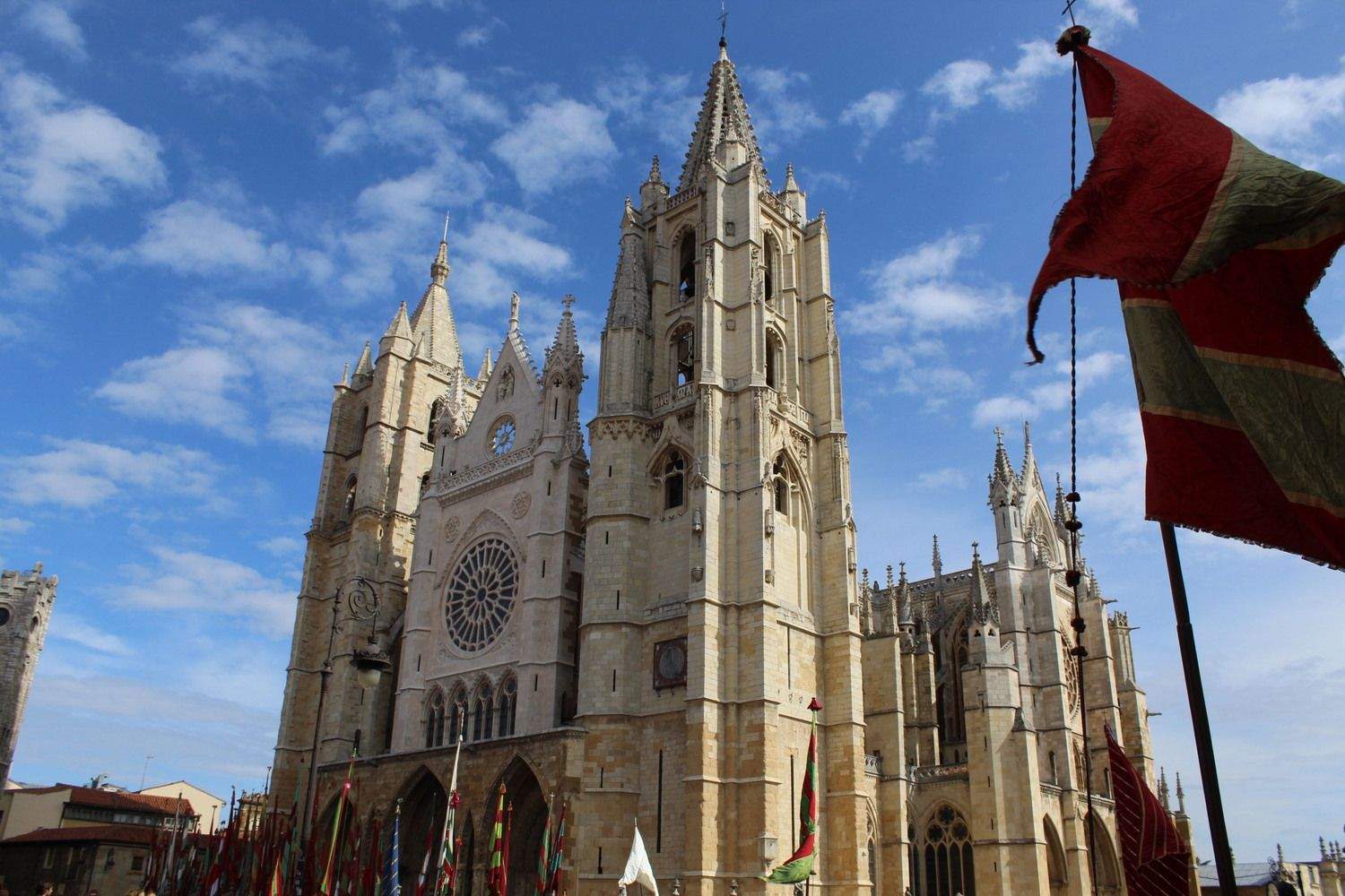 Desfile de Pendones Concejiles en las Fiestas de San Froilán de León | José Martín