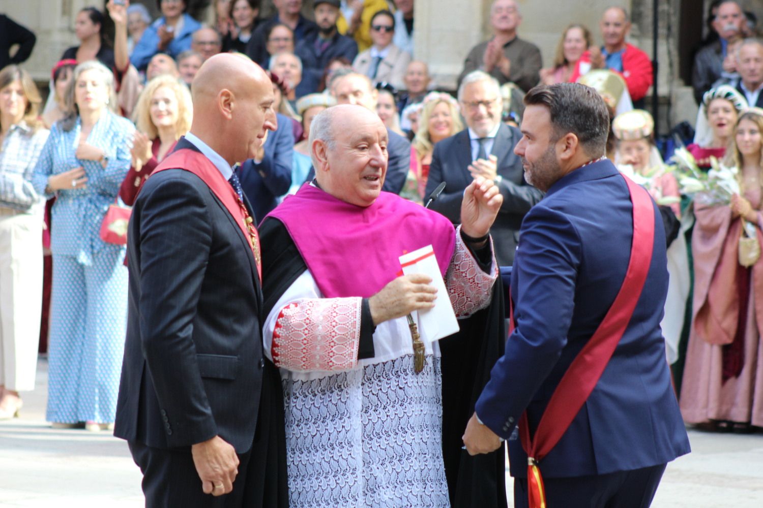 Foro u Oferta de Las Cantaderas en el Claustro de la Catedral de León | José Martín