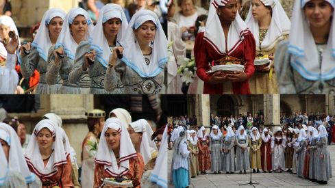ÁLBUM DE FOTOS | Foro u Oferta de Las Cantaderas en el Claustro de la Catedral de León