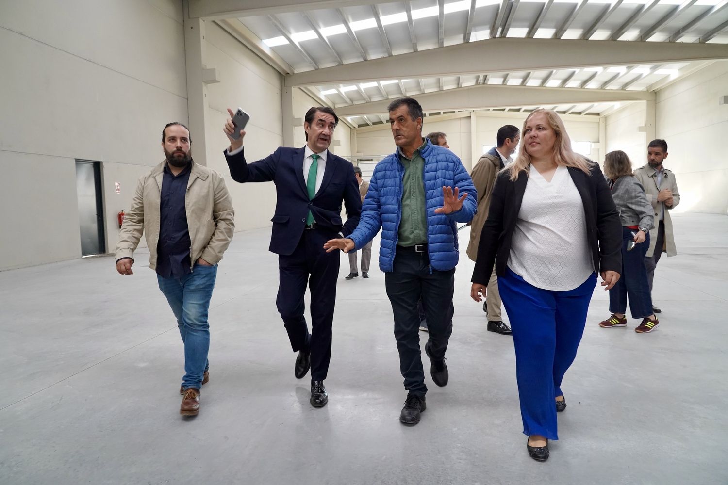 El consejero de Medio Ambiente, Juan Carlos Suárez-Quiñones, visita las naves logísticas del polígono de Villadangos del Páramo (León) | Campillo / ICAL