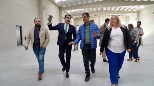 El consejero de Medio Ambiente, Juan Carlos Suárez-Quiñones, visita las naves logísticas del polígono de Villadangos del Páramo (León) | Campillo / ICAL