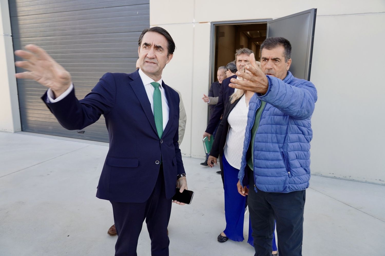 El consejero de Medio Ambiente, Juan Carlos Suárez-Quiñones, visita las naves logísticas del polígono de Villadangos del Páramo (León) | Campillo / ICAL