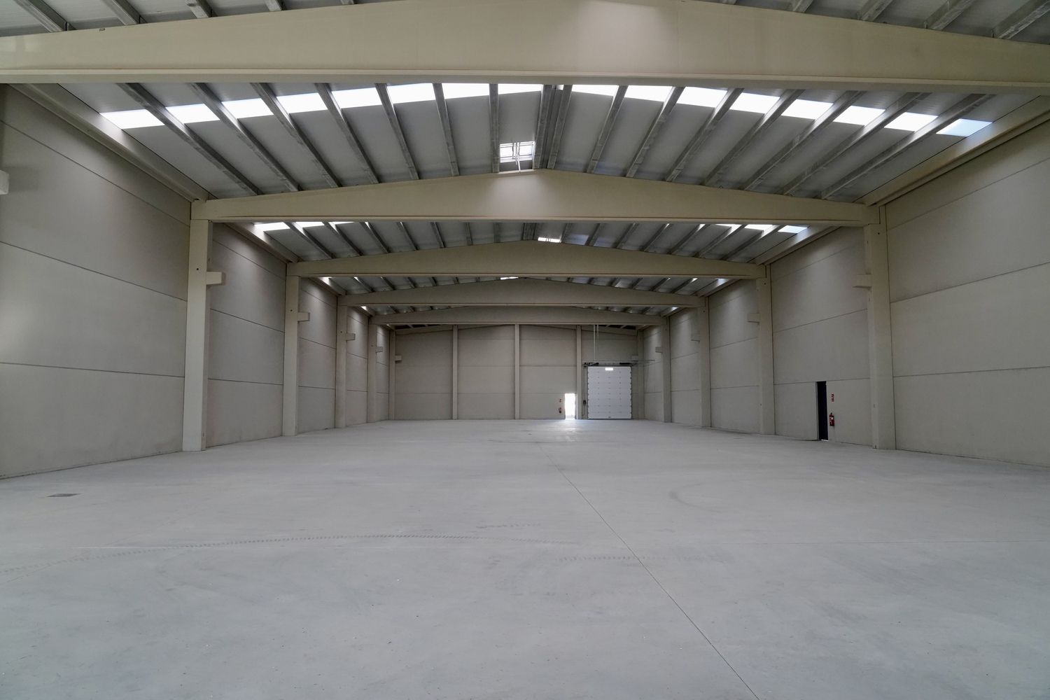 El consejero de Medio Ambiente, Juan Carlos Suárez-Quiñones, visita las naves logísticas del polígono de Villadangos del Páramo (León) | Campillo / ICAL