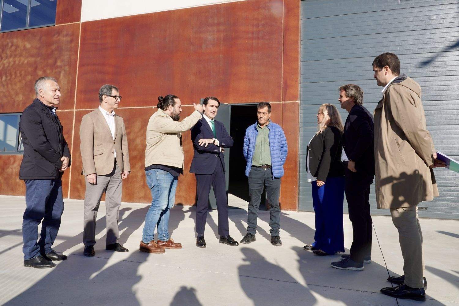 El consejero de Medio Ambiente, Juan Carlos Suárez-Quiñones, visita las naves logísticas del polígono de Villadangos del Páramo (León) | Campillo / ICAL