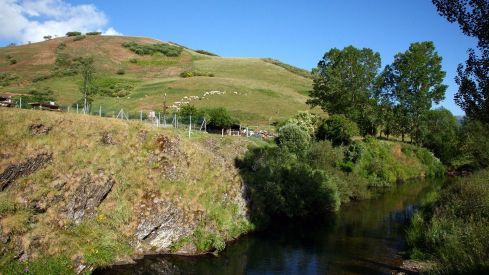 El río Esla a su paso por La Uña (León) | La CHD destina 5M€ para la protección ambiental de los ríos afectados por los incendios | Eduardo Margareto / ICAL