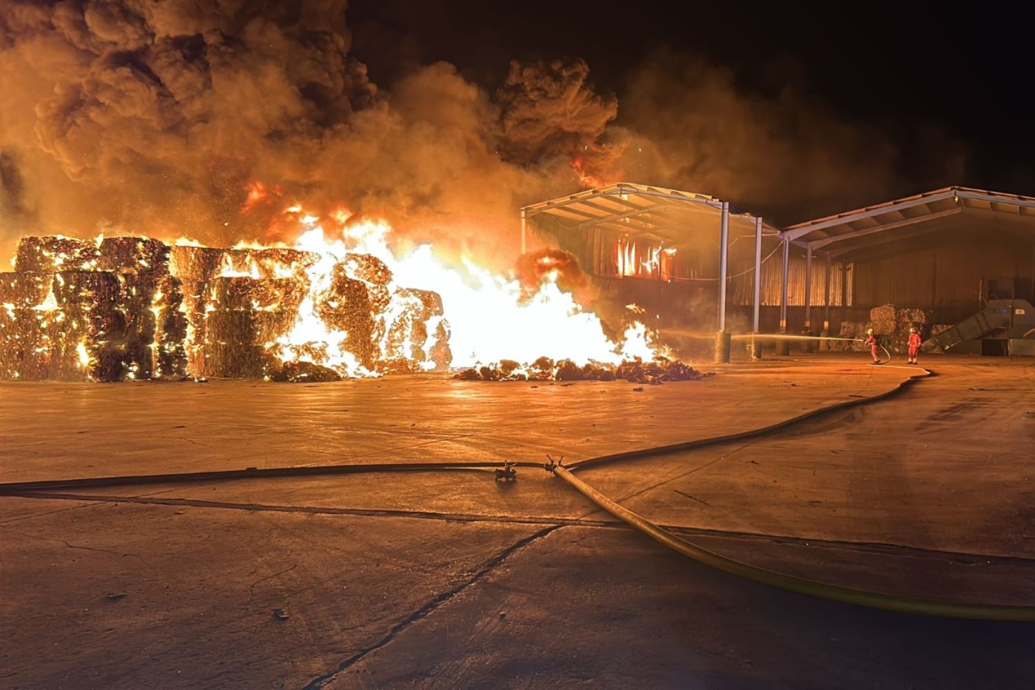 Un incendio en una planta de gestión de residuos obliga a intervenir a los Bomberos de León durante toda la noche | Cedida a InfoLeón
